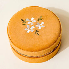 Load image into Gallery viewer, Round Velvet Jewelry Case