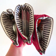 Load image into Gallery viewer, Heart Zipper Bag
